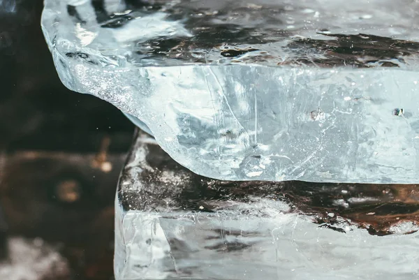 D'énormes blocs de morceaux de glace clairs l'un sur l'autre pour la sculpture sur glace. Mise au point sélective macro prise avec DOF peu profond — Photo