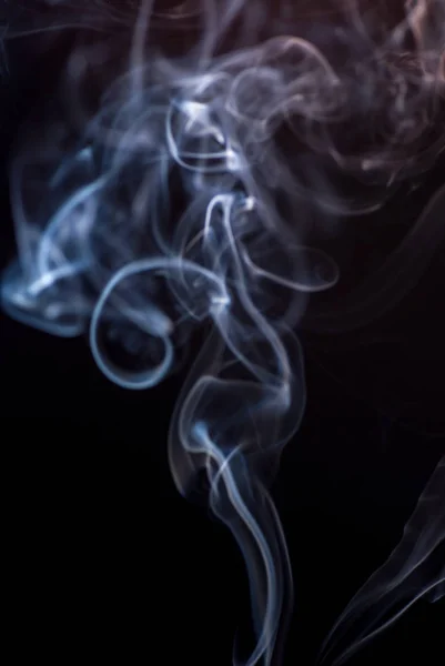 Hermoso humo en el fondo negro - foto macro. El concepto de incienso en el apartamento. Aislado en la superposición de fondo negro para sus necesidades. Imagen borrosa desenfocada —  Fotos de Stock