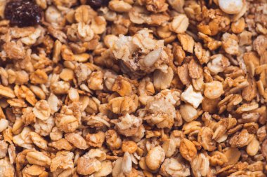 Fındıklı, pullu ve meyveli müsli. Çok sığ bir alan derinliği olan seçici odaklı makro çekim. Sağlıklı ve vejetaryen yaşam tarzı