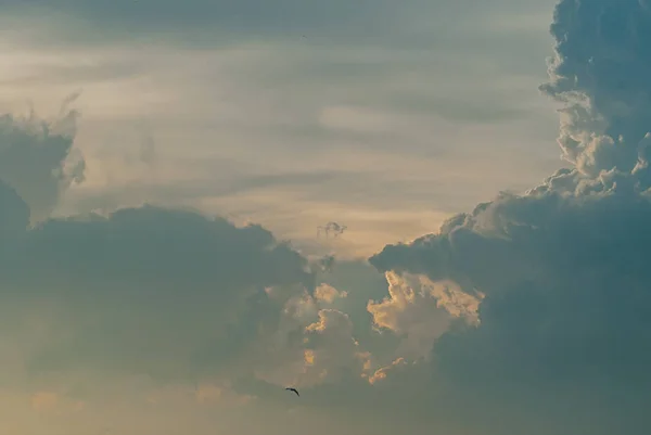 太陽の光と美しいカラフルな雲の夜の夕日の空 — ストック写真