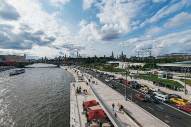 Moskova, RUSSIA - 09 Eylül 2017: Pokrovsky Katedrali St. Basils ve Moskova Kremlin Moskova 'daki Park Zaryadye' deki Yüzen Köprü 'den