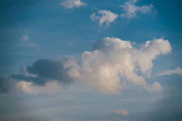Avondzonsondergang hemel met heldere stralen van de zon en prachtige kleurrijke wolken — Stockfoto