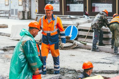 Moskova, Rusya - 7 Temmuz 2017: Moskova sokaklarındaki yolu tamir eden erkek işçiler