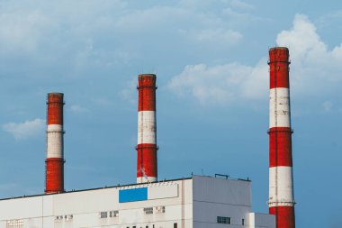 Fabrika atmosferi kirleten borulardan gökyüzüne duman salıyor.