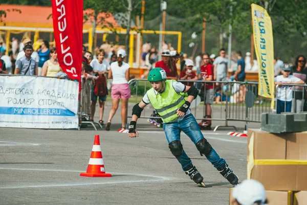 Moskau, Russland - 1. Juni 2014. Jugendliche messen sich auf Rollschuhen im Gorki-Park. Öffentliche Veranstaltung — Stockfoto