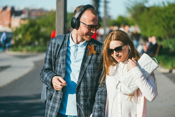 Moscú, Rusia - 9 de mayo de 2018. Un joven con una cinta de San Jorge en su solapa camina con una chica en el parque. Día de la victoria del 9 de mayo en la gran guerra patriótica — Foto de Stock