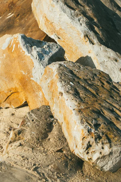 Большие каменистые булыжники, освещенные ярким дневным солнечным светом — стоковое фото