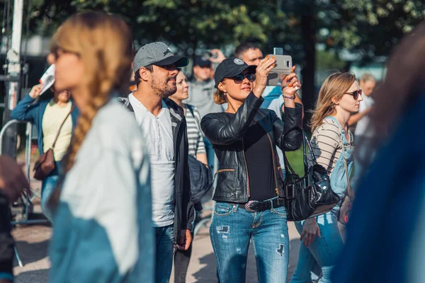 Moscú, Rusia - 9 de septiembre de 2016: Una mujer en una multitud fotografía las vistas de la ciudad por teléfono usando Internet 5G — Foto de Stock