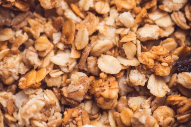 Fındıklı, pullu ve meyveli müsli. Çok sığ bir alan derinliği olan seçici odaklı makro çekim. Sağlıklı ve vejetaryen yaşam tarzı