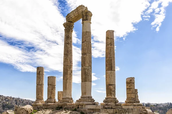 Vista del Templo de Hércules en Ammán, Jordania. Es la estructura romana más significativa de la ciudadela de Ammán, considerada como uno de los lugares continuamente habitados más antiguos del mundo. . — Foto de Stock