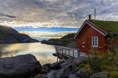 Sunrise Nusfjord Köyü, Norveç. Nusfjord en eski ve en iyi korunmuş balıkçı köyü Lofoten Adaları biridir. Şu anda kalıcı olarak tercih ederim bir müze yaşamaktadır değil