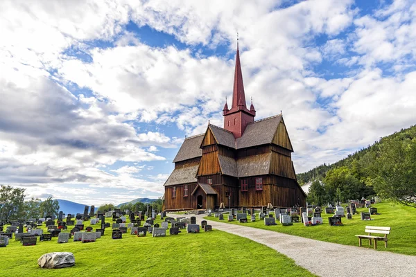 Vista da Igreja de Ringebu Stave na Noruega. Construído no primeiro quarto do século XIII, é uma das 28 igrejas de stave sobreviventes e uma das maiores. Ainda funciona como a principal igreja da paróquia — Fotografia de Stock