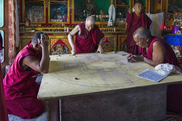 Monjes trabajando en mandala en el monasterio Diskit en la región de Ladakh, India — Foto de Stock