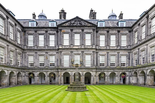 Vnitřní nádvoří paláce Holyrood v Edinburgh, Velká Británie — Stock fotografie