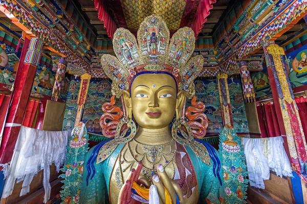 Maitreya Ladakh bölgesinde, Hindistan Thiksey manastırda tasvir eden heykel — Stok fotoğraf