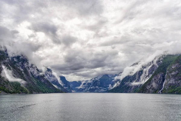 ノルウェー南部の Naeroyfjord の入り口. — ストック写真