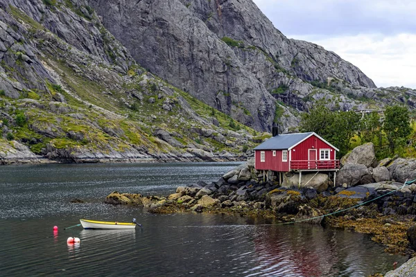 传统的挪威木屋就在 Nusfjord 定居点，罗弗敦群岛 — 图库照片