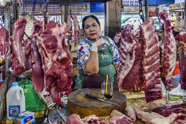 Phnom Penh, Kambodža - 30. prosince 2016: Žena pózuje v její řeznictví — Stock fotografie