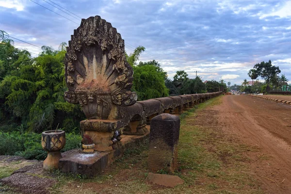 歴史的なプレア Tis 橋カンボジア ナーガ像 — ストック写真