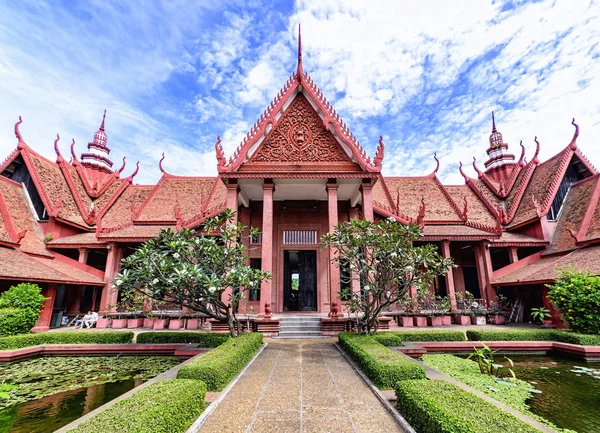 プノンペン, カンボジア - 2016 年 12 月 31 日: カンボジア国立博物館中庭から観 — ストック写真