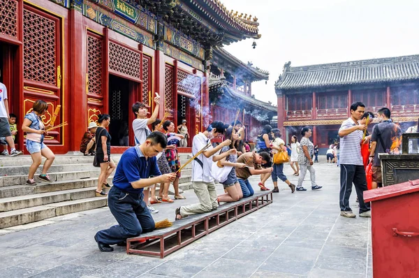 Věřících mimo sál věčného chrámu Yonghe v Pekingu, Čína — Stock fotografie