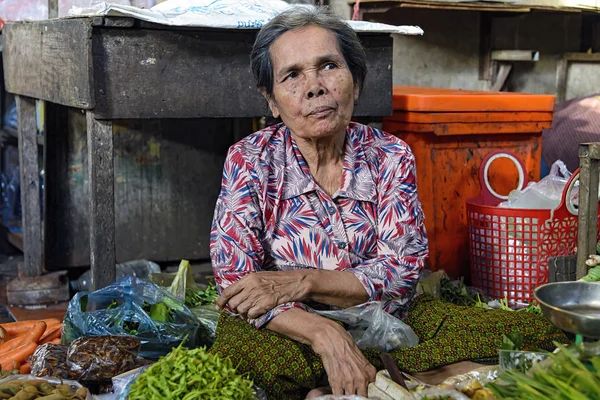 Starší zelenina dodavatele v ruském trhu v Phnom Penh, Kambodža — Stock fotografie