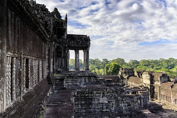 アンコール ワットのテラス。これはカンボジア、世界で最大の宗教的な記念碑での寺院の複合体 — ストック写真