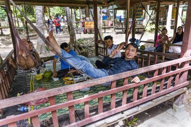 Kamboçyalı çocuklar Phnom Kultur Milli Parkı, Kamboçya bir çardak altında istirahat