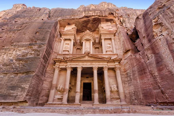 Πρόσθια όψη της πρόσοψης του κτηρίου θησαυροφυλάκιο σε πέτρα, Ιορδανία — Φωτογραφία Αρχείου