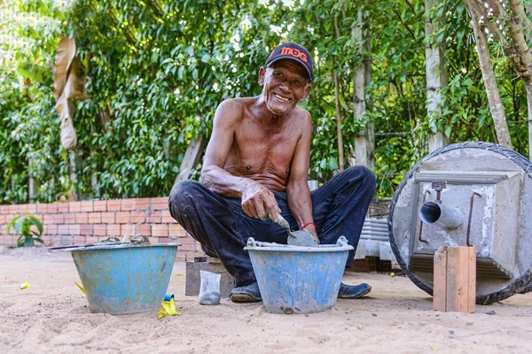 Portrait of smiling elder worker, Cambodia — Stock Photo, Image