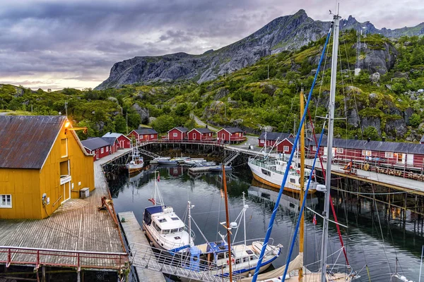A Nusfjord kikötő, a Lofotn-szigeteken, Norvégia — Stock Fotó
