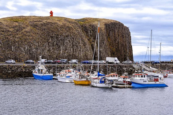 Stykkisholmur，冰岛-2012 年 8 月 7 日： 观港口与附近的玄武岩岛. — 图库照片