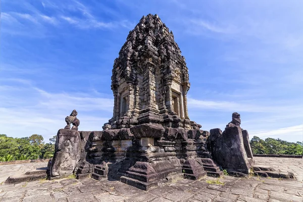 シェムリ アップ、カンボジアの近くにある、バッコン神殿ピラミッド頂上 — ストック写真