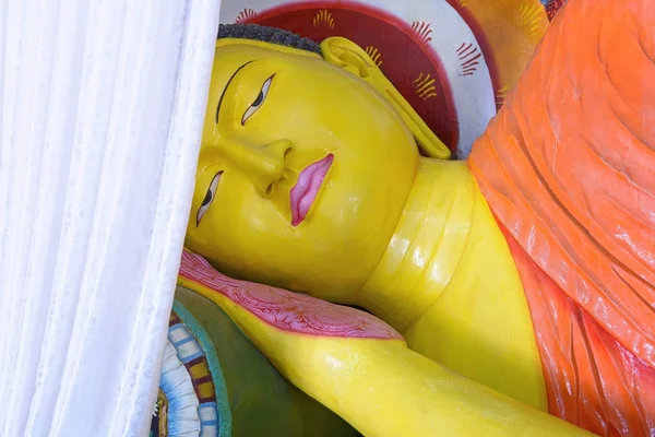 Abhayagiri Dagoba Anuradhapura, Sri Lanka içinde yatan Buda heykeli — Stok fotoğraf