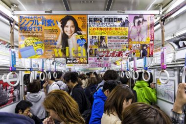 Osaka, Japonya - 29 Nisan 2014: Osaka metro tepe saatte bir vagon içinin