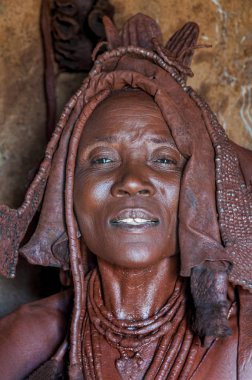 Epupa Falls, Namibya - 13 Ağustos 2011: Onun kulübe içinde bir Himba kadın portresi