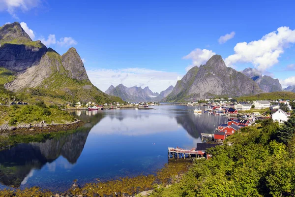 A aldeia piscatória de Reine, Noruega . — Fotografia de Stock