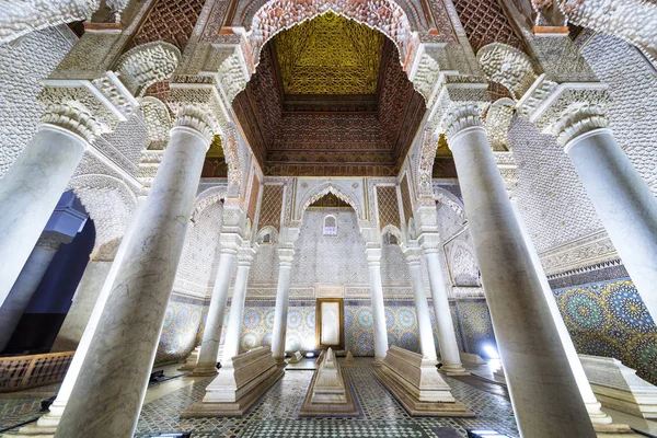 O quarto com as doze colunas em Túmulos Saadian, Marrakech — Fotografia de Stock