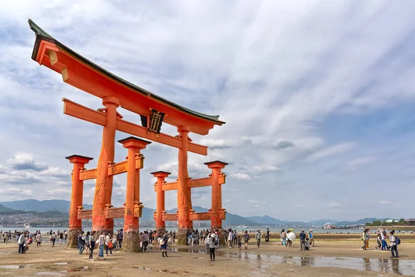 Porta di torii di Sacrario di Itsukushima durante bassa marea, Giappone — Foto Stock