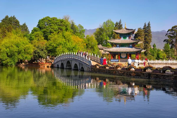 Moon Embring Pavilion and Suocui Bridge at Black Dragon Pool in Lijiang, China — Stock fotografie