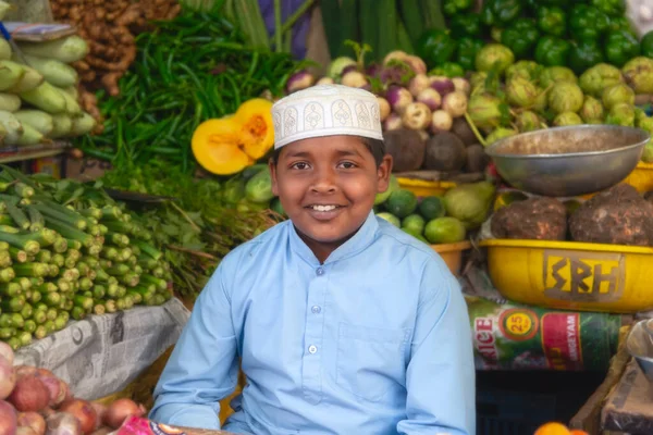 Ooty India August 2018 Portrait Smiling Muslim Boy His Vegetable — Stock fotografie