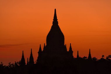 Myanmar, Bagan tapınağının üzerinde gün doğumu manzarası