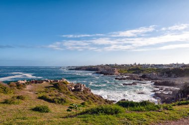 Hermanus 'un ünlü uçurumları, Güney Afrika. Güney kış ve bahar aylarında balinaların izlendiği ünlü bir yerdir ve popüler bir emeklilik şehridir.