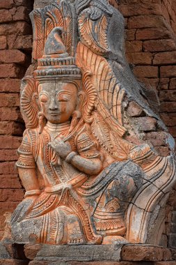 Deva heykeli Shwe Indein Pagoda, Myanmar 'da. Shwe Indein Pagoda, Myanmar 'ın Shan Eyaleti' nin Ywama ve Inlay Gölü yakınlarındaki İndein köyünde bir grup Budist pagoda.