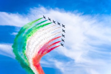 Parma, İtalya - 21 Haziran 2015: İtalyan akrobatik gösteri ekibi Frecce Tricolori Parma Airshow 'da. Frecce tricolori dünyanın en büyük akrobasi devriyesi ve İtalya 'nın ulusal sembollerinden biridir.