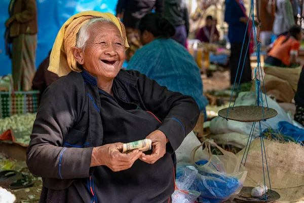 Phaung Daw Myanmar Prosince 2019 Usmívající Starší Žena Trhu Phaung — Stock fotografie