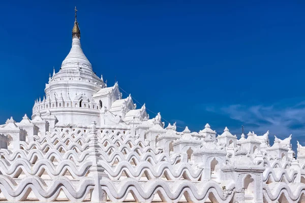 ミャンマーのミングンにあるシンバイム パゴダ 塔のデザインは 仏教徒の聖地メルー山の神話上のスラマニ塔の説明に基づいています — ストック写真