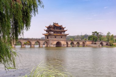 Jianshui County, Çin 'deki Çifte Ejderha köprüsü. 1800 'lerde inşa edilen üç kulesi ve 17 kemerli bina, geleneksel Çin köprü yapımının bir başyapıtı olarak hala övgü topluyor.