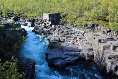 Kuzey Kutbu tundrasındaki Kungsleden nehrinin genel görüntüsü. Abisko Milli Parkı, İsveç