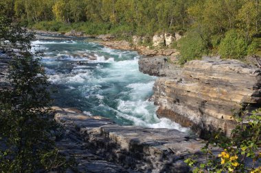 Kuzey Kutbu tundrasındaki Kungsleden nehrinin genel görüntüsü. Abisko Milli Parkı, İsveç